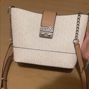 Super cute! Guess crossbody that can be styled for any occasion 🌸